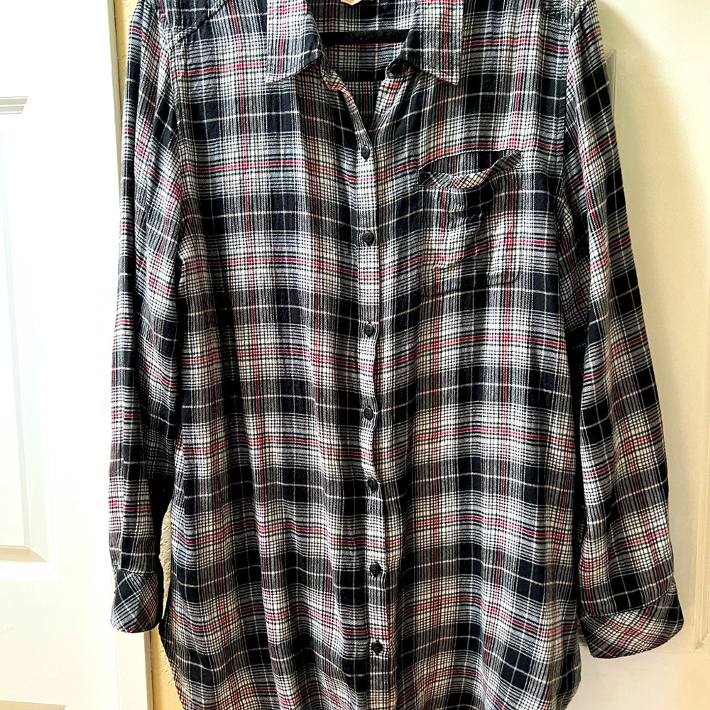 Light flannel long shirt Boston Traders brand. Like new condition. Size XL.